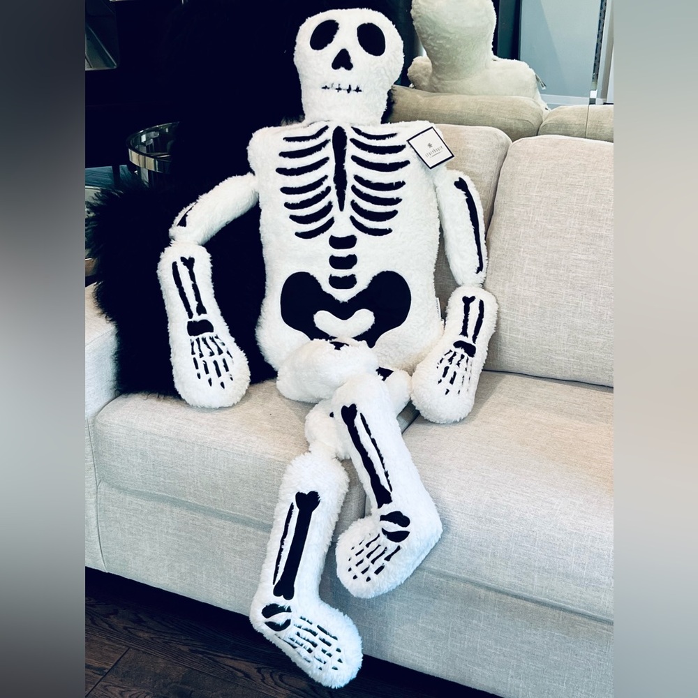 Skeleton body pillow Stonehouse Viral life sized Halloween Skelly 5’ ☠️ NWT